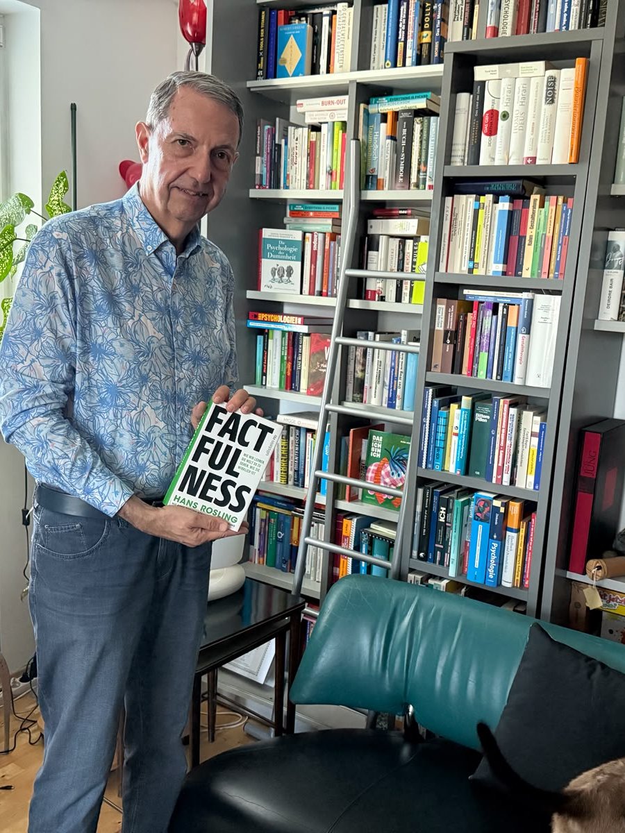 Mag. Gerald Hrdlicka in seiner Bibliothek