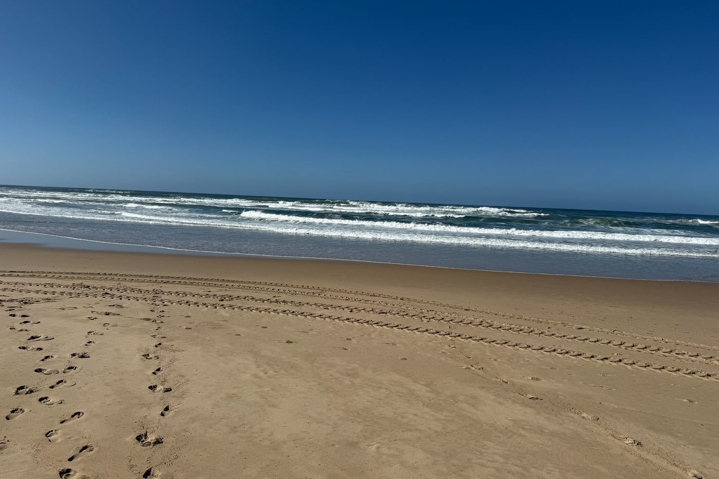 Fußspuren im Sand am Meer