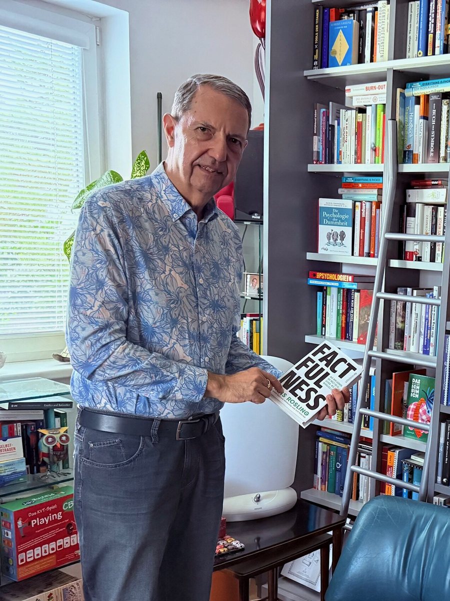 Mag. Gerald Hrdlicka mit dem Buch Factfulness in seiner Praxis