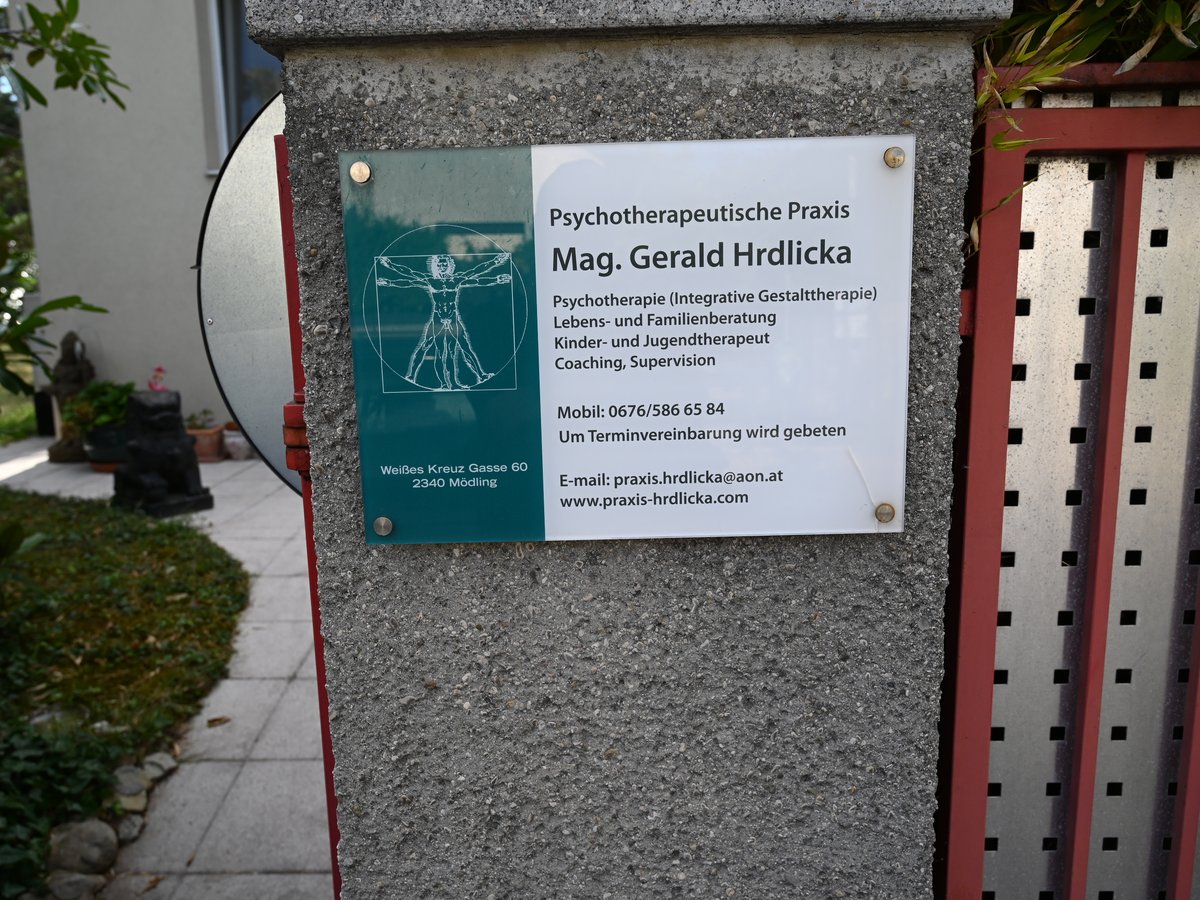 Praxisschild von Mag. Gerald Hrdlicka am Eingang