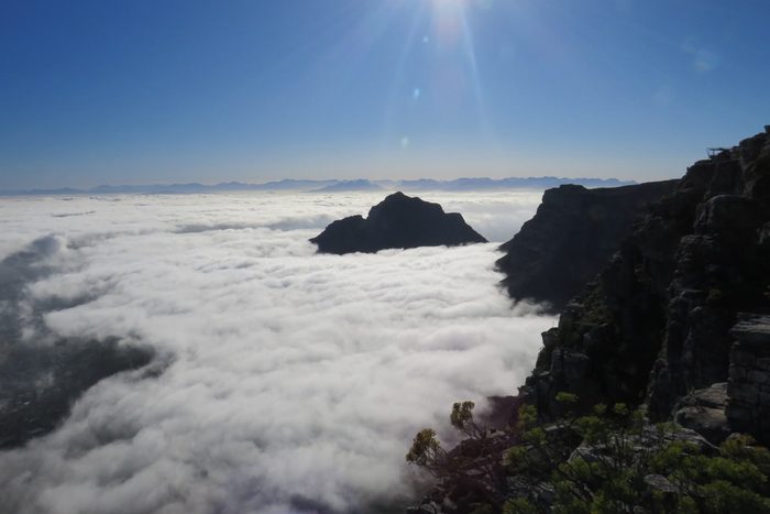 Blick von oben über ein sonnenbeschienenes Wolkenmeer