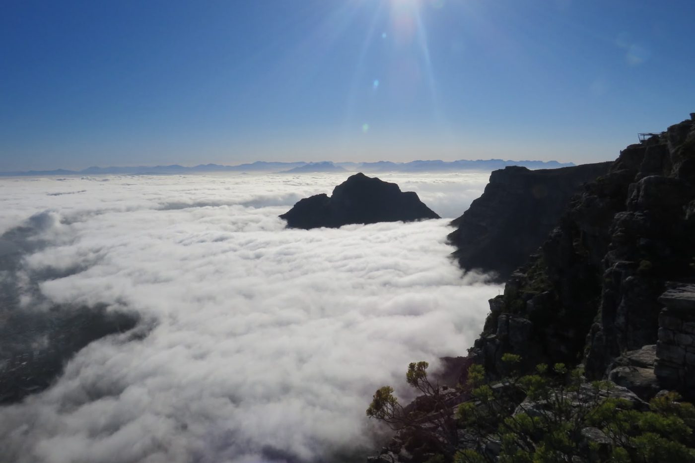 Blick von oben über ein sonnenbeschienenes Wolkenmeer